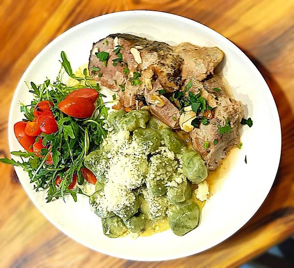 Platou cald cu Ceafă de Porc gătită lent